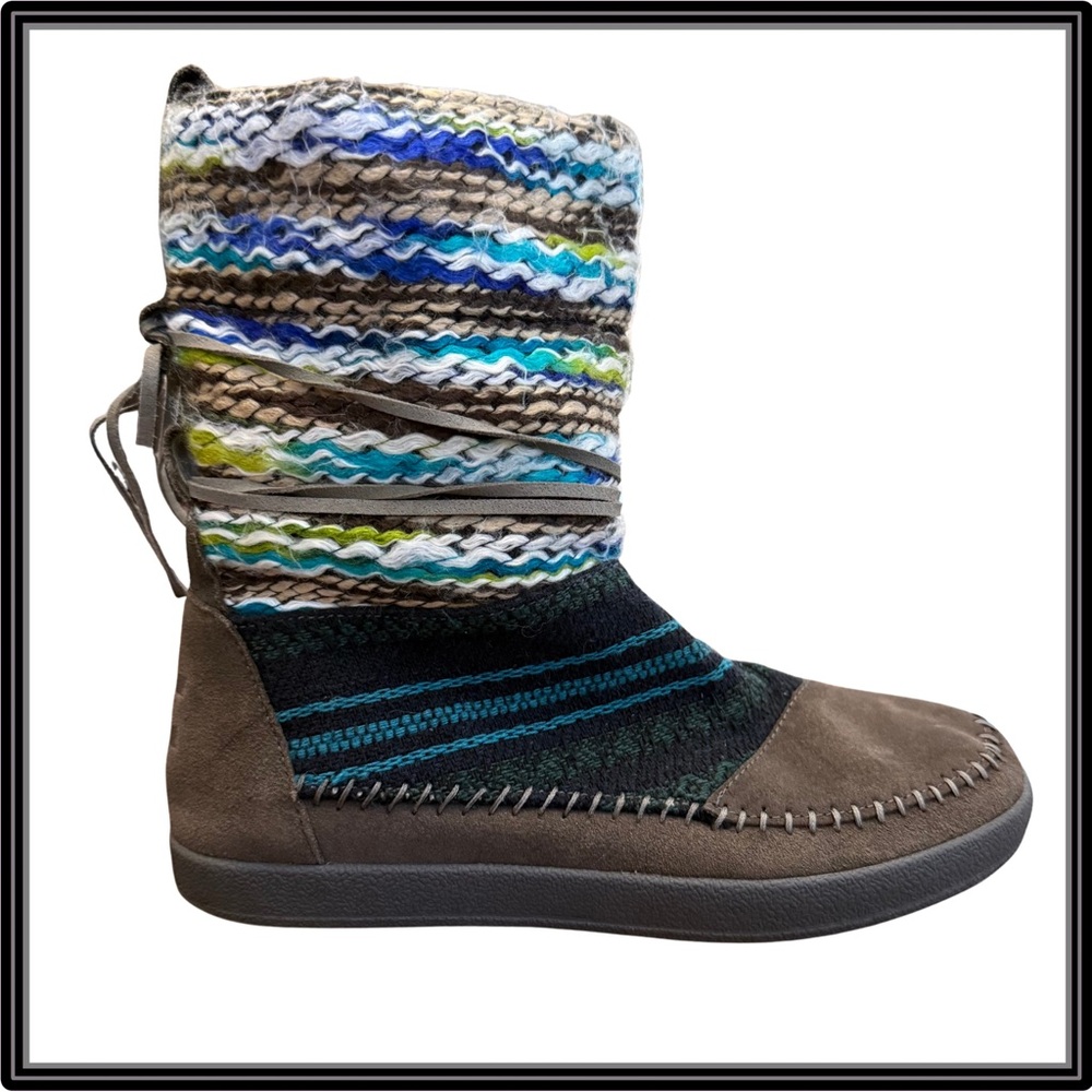 TOMS Nepal Yarn Mid Boot Women’s 8 Faux Fur Lined Suede Wrap Colorful Boho EUC